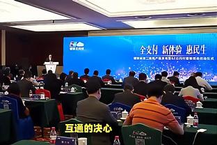 ?赛后哈登将一颗签名花球抛给球迷！快船官方：谁想要这颗球？